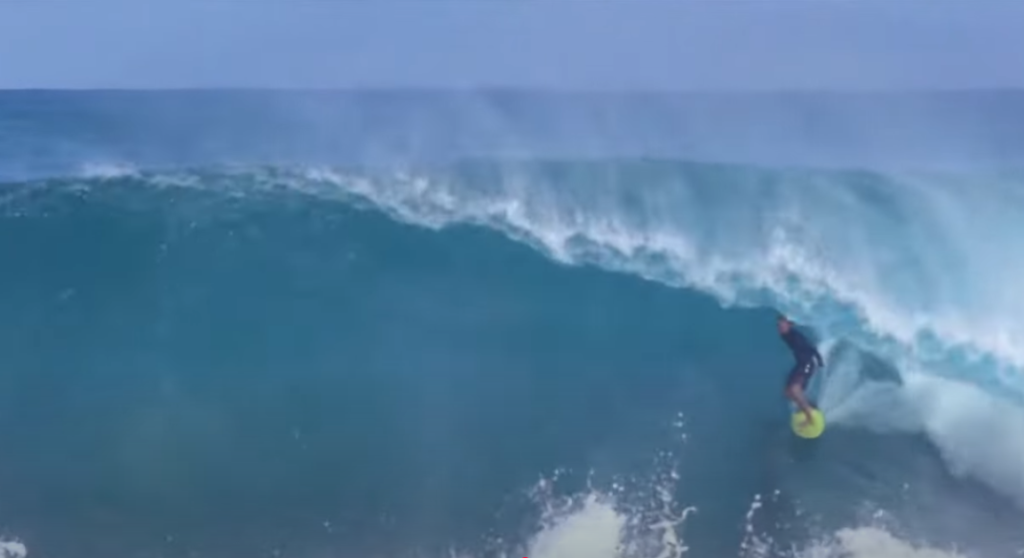 JJF BACK 3 John John Florence surfeando con su patio trasero